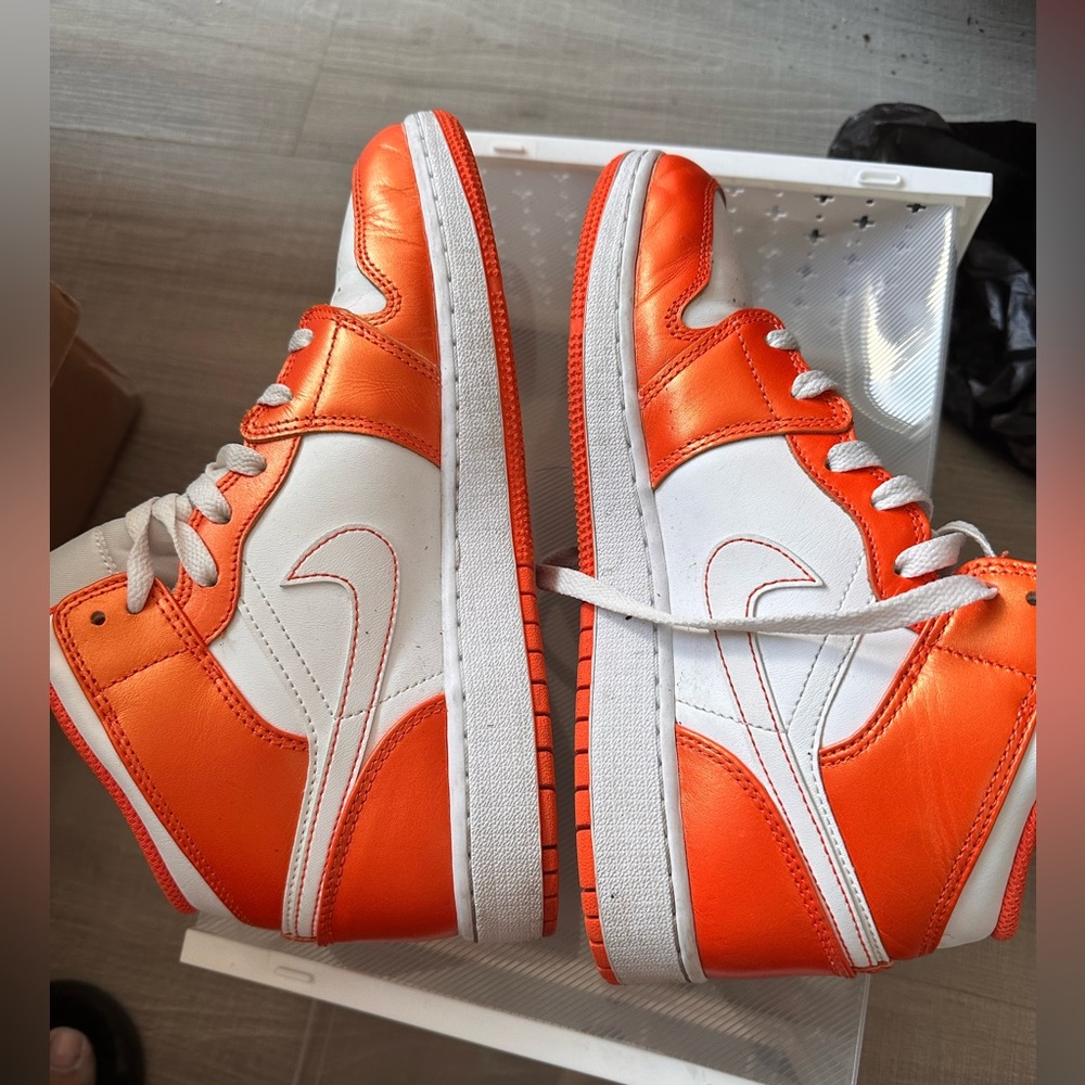 2021
Air Jordan 1 Mid SE 'Electro Orange' GS 7Y